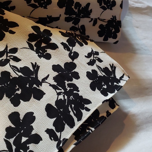 Vince Camuto Off-White and Black Flowy Blouse - Picture 5 of 13